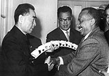 周恩來總理在接受外國(guó)元首贈(zèng)送的國(guó)禮